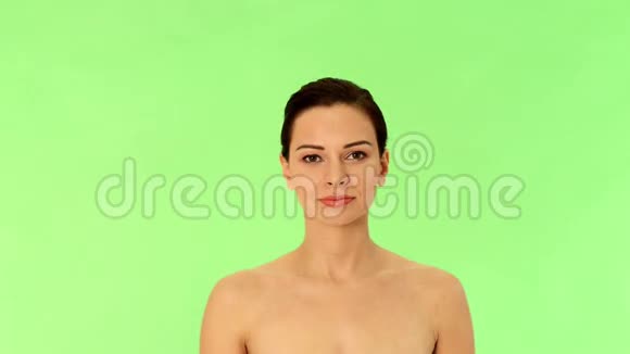 美丽的女人使用止汗剂视频的预览图