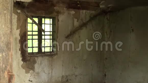 有废弃房屋内部的旧窗户视频的预览图