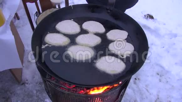在冬季集市的大锅里煮煎饼视频的预览图