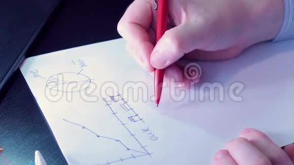 男性手在纸上书写图形视频的预览图