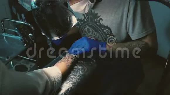纹身大师手上有纹身视频的预览图