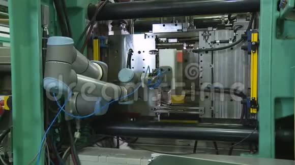 大型工厂塑料零件自动化生产视频的预览图