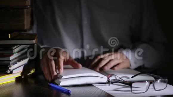 聪明的人在深夜学习他坐在书桌前看书视频的预览图