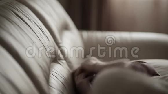 沮丧的女人在床上女孩在沙发上哭急性山区视频的预览图