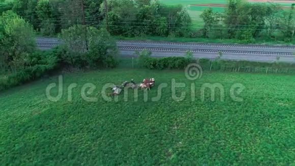 阿米什农场工人在春天收割农田就像无人机看到的那样视频的预览图