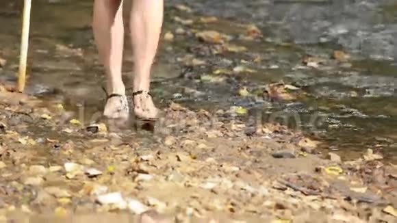 女性的腿赤脚沿着铆钉视频的预览图