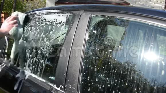 用肥皂海绵清洁洗车玻璃视频的预览图
