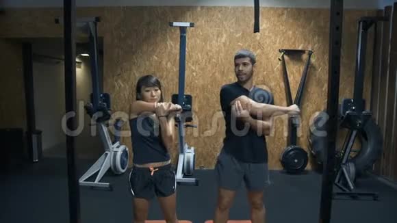有魅力的年轻人在健身房锻炼慢动作视频视频的预览图