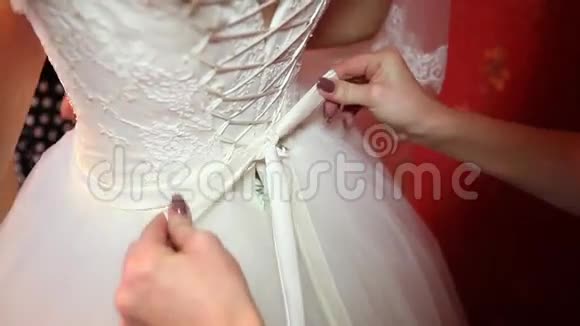准备婚礼的不明新娘视频的预览图