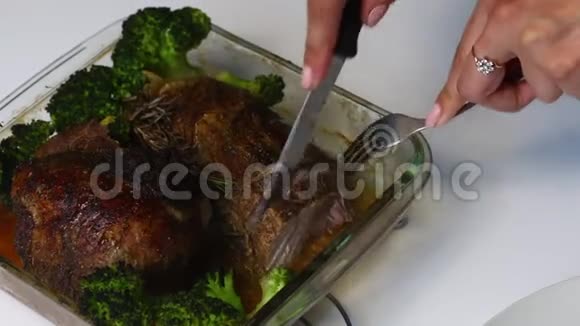 带有蔬菜和蛋黄酱的俄罗斯肉沙拉一个女人切肉做沙拉视频的预览图
