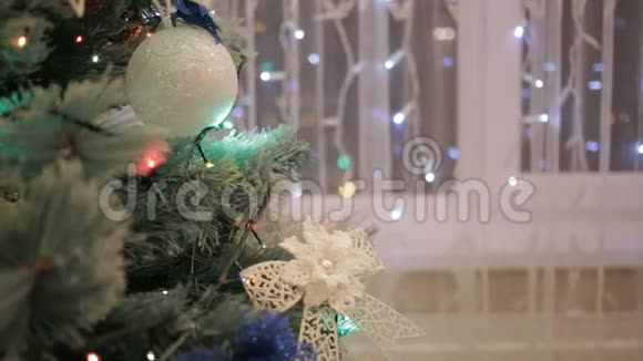 一棵圣诞树上面装饰着闪亮的圣诞树玩具和闪亮的灯光视频的预览图