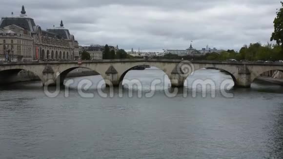 巴黎老城塞纳河畔景观与城市景观视频的预览图