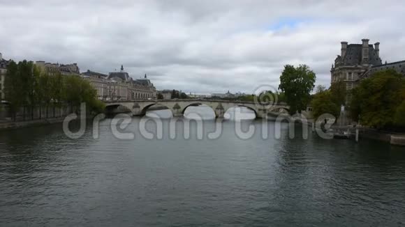 巴黎老城塞纳河畔景观与城市景观视频的预览图