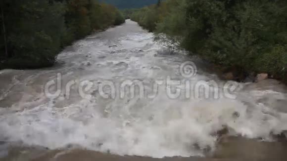 暴风雨中的河景视频的预览图