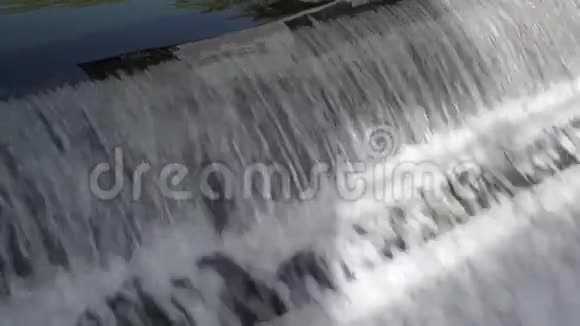 河闸上的瀑布视频的预览图
