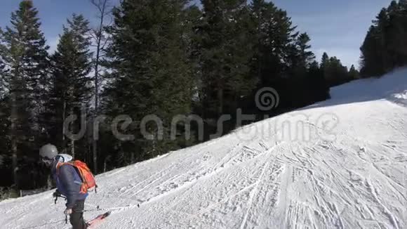 法国比利牛斯山滑雪场滑雪者视频的预览图
