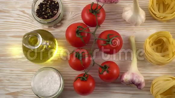 木制背景的意大利面油番茄酱和大蒜视频的预览图