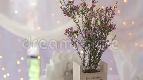 婚礼当天桌上摆着美丽的鲜花视频的预览图