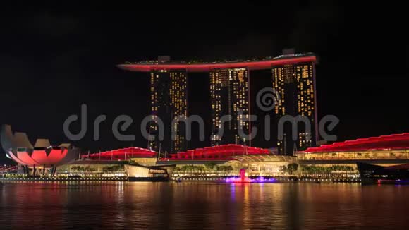 新加坡城市晚上在码头湾水前观看美丽的灯光秀视频的预览图