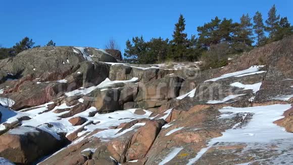 二月阳光明媚的汉科半岛岩石上芬兰视频的预览图