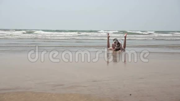 年轻女子放松沙滩视频的预览图