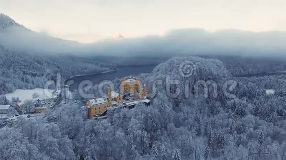 冬季景观日出时鸟瞰霍亨什旺高城堡视频的预览图
