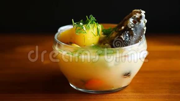 玻璃碗里有鱼的蔬菜汤视频的预览图