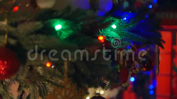 树枝上的圣诞装饰视频的预览图