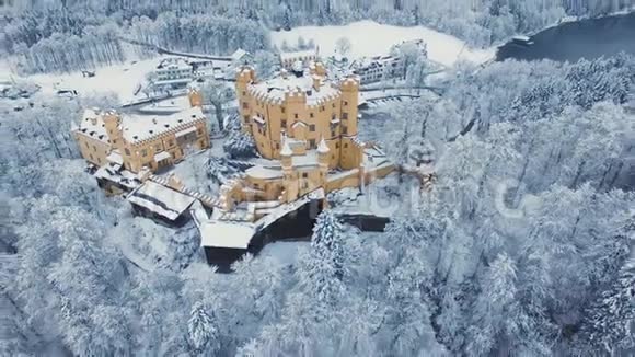 冬季景观日出时鸟瞰霍亨什旺高城堡视频的预览图