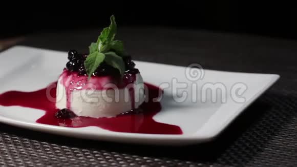 白色盘子上的一块棉花蛋糕镜头在桌子上旋转视频的预览图