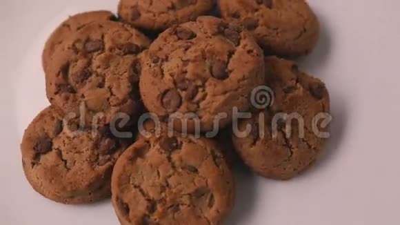 盘子里放着巧克力的小饼干视频的预览图