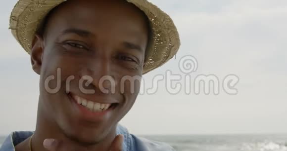 在海滩上微笑的非裔美国人特写镜头视频的预览图