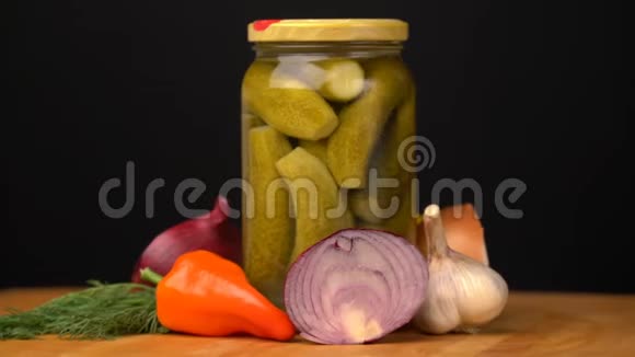 装有咸菜的玻璃瓶放在桌子上旋转视频的预览图