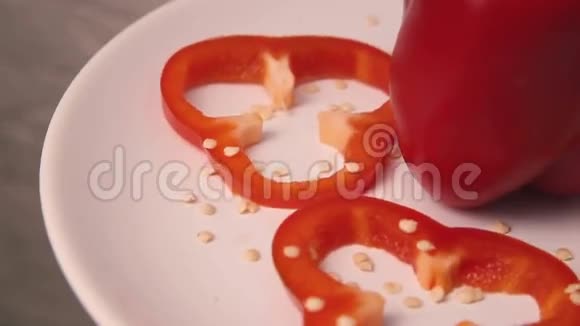 红铃椒在旋转的盘子上被戒指切割视频的预览图