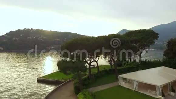 意大利有山和城镇的湖泊视频的预览图