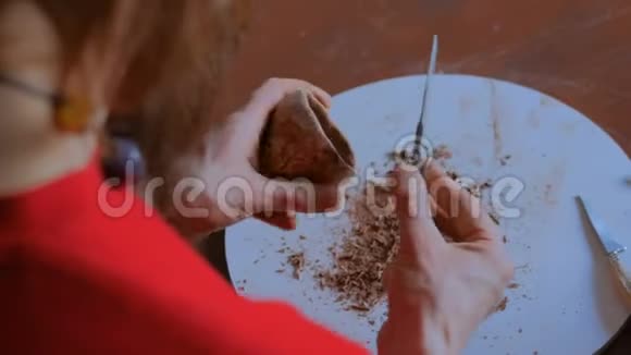 专业陶工用特殊工具制作干陶杯视频的预览图