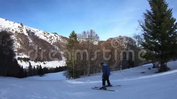 法国比利牛斯山滑雪场滑雪者视频的预览图