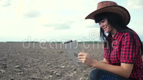 智慧生态是一种生活方式收获农业耕作理念女农民用数码平板电脑研究泥土视频的预览图