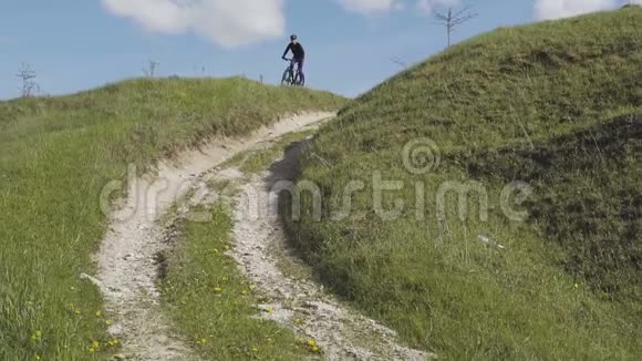 人骑自行车高山草山视频的预览图