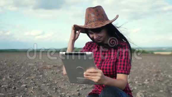 智慧生态是一种收获农业耕作理念女孩生活方式农民用数码平板研究泥土视频的预览图