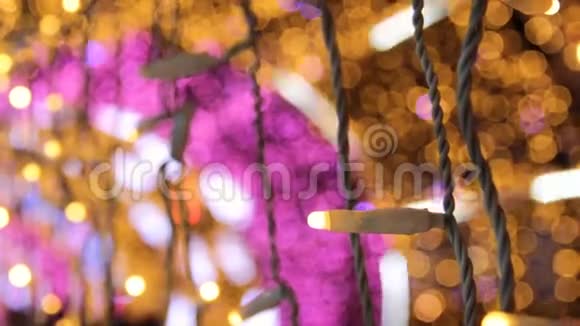 在灯光隧道里关闭彩色灯泡圣诞街饰新年准备视频的预览图
