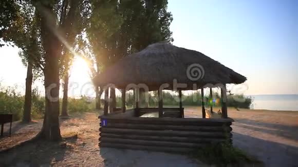 年河滩上的绿树和避暑别墅视频的预览图