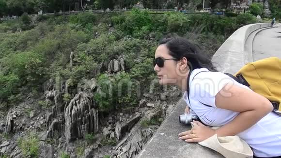 泰国女游客参观普密蓬大坝视频的预览图