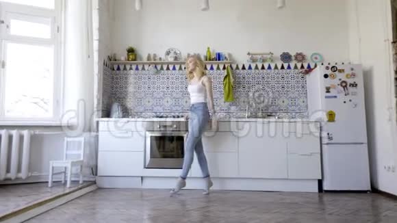 厨房里的年轻女人行动早上厨房里的一个年轻女子视频的预览图