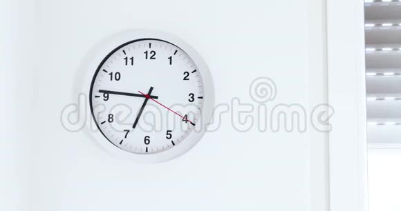 已经七点了该起床吃早餐了现代白色金属闹钟挂在现代白色墙上视频的预览图