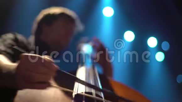 男性大提琴手在黑暗中舞台上演奏大提琴基辅乌克兰视频的预览图