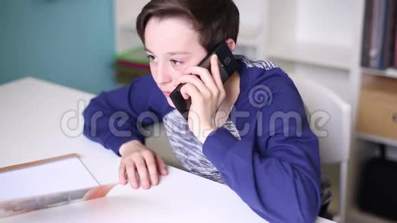 青少年用智能手机说话视频的预览图