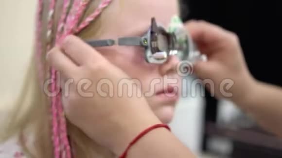 目视检查有视力障碍的白人女孩医疗和康复视频的预览图