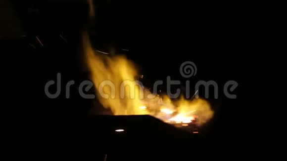 关闭铁匠车间的炉子火焰缓慢运动视频的预览图
