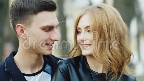 幸福的一对夫妇对着镜头微笑视频的预览图
